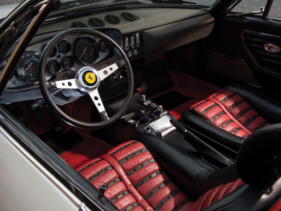 Интерьер Ferrari 365 GTS/4 Daytona 1971 года  (NA) (фото 4 из 40)
